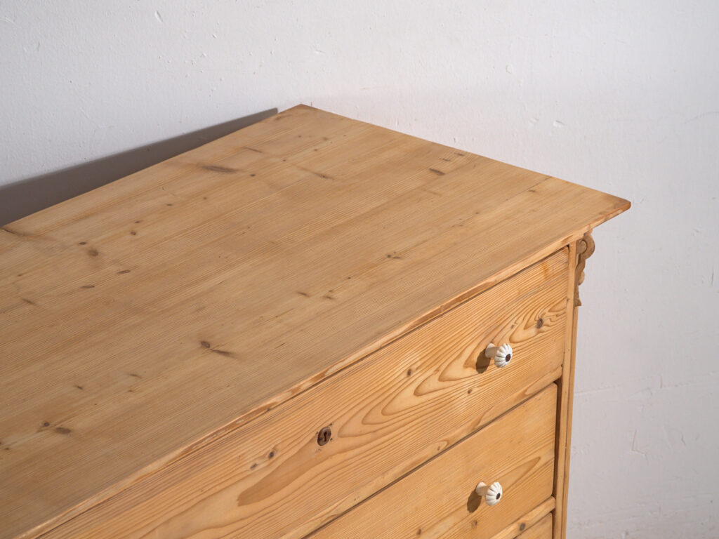 Cómoda antigua de pino macizo – Cajonera rústica europea tallada – circa 1900