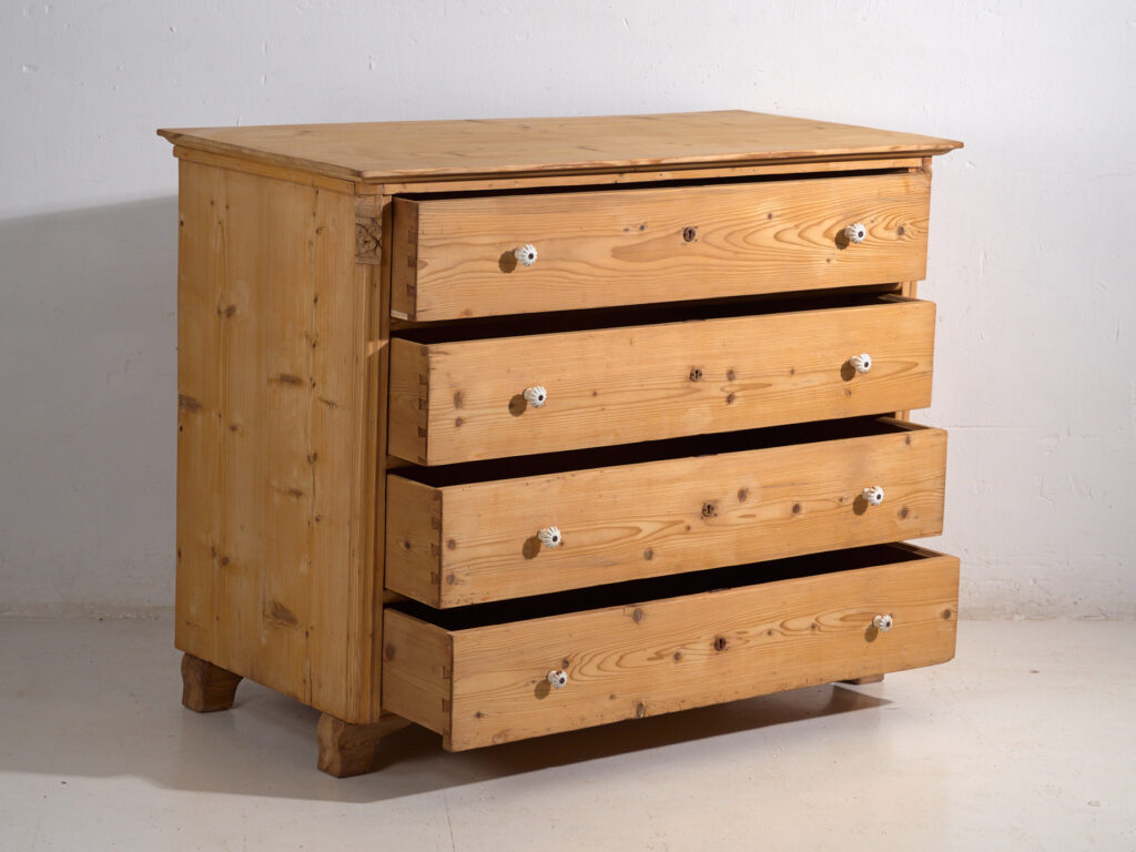 Cómoda antigua de pino macizo – Cajonera rústica europea tallada – circa 1900