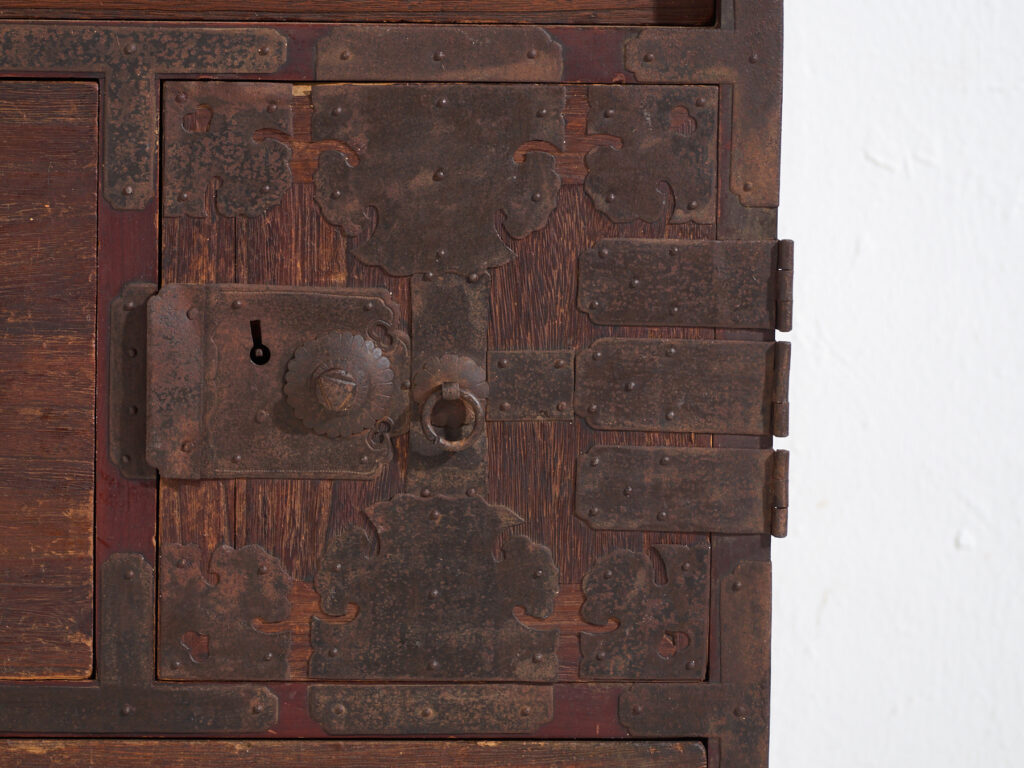 Tansu japonés de comerciante (Choba-dansu) en madera keyaki – Periodo Meiji–Taishō (c.1880–1920)