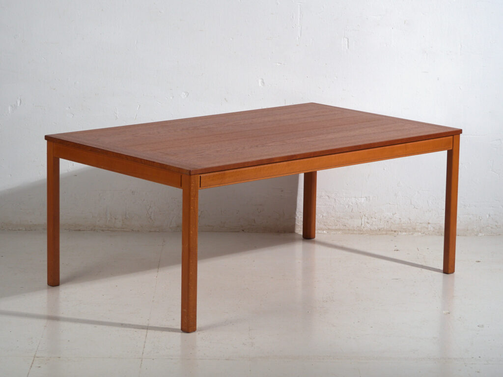 Mesa baja escandinava vintage en madera de haya – Diseño nórdico (circa 1950–1970)