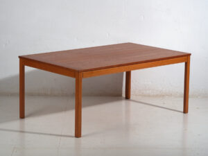 Mesa baja escandinava vintage en madera de haya – Diseño nórdico (circa 1950–1970)
