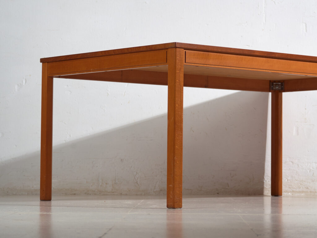 Mesa baja escandinava vintage en madera de haya – Diseño nórdico (circa 1950–1970)
