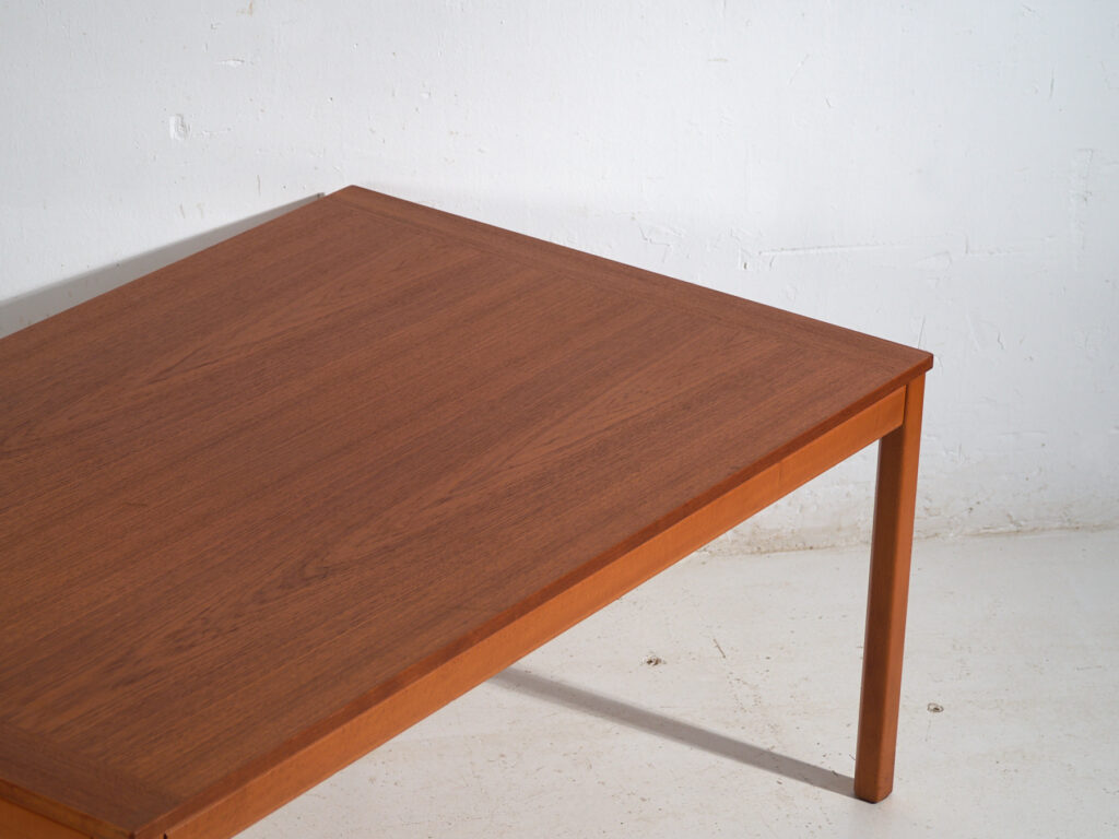 Mesa baja escandinava vintage en madera de haya – Diseño nórdico (circa 1950–1970)