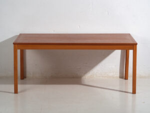 Mesa baja escandinava vintage en madera de haya – Diseño nórdico (circa 1950–1970)