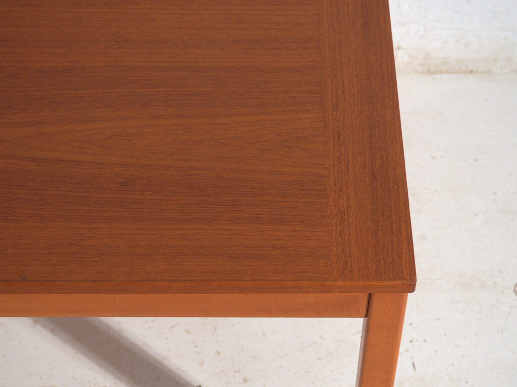Mesa baja escandinava vintage en madera de haya – Diseño nórdico (circa 1950–1970)