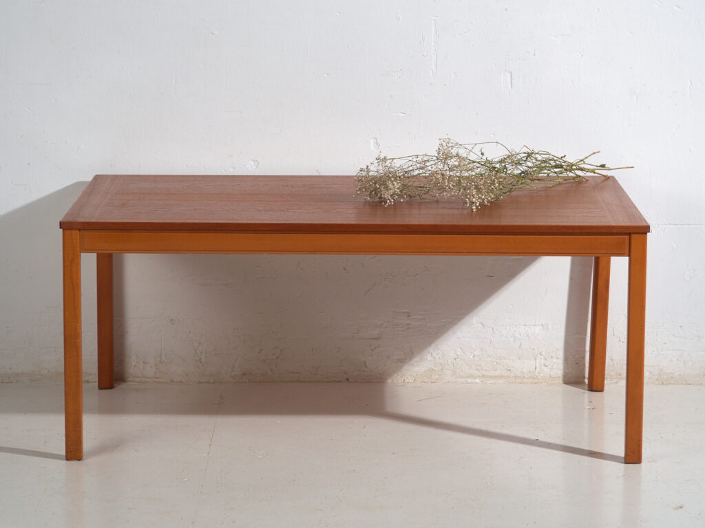 Mesa baja escandinava vintage en madera de haya – Diseño nórdico (circa 1950–1970)