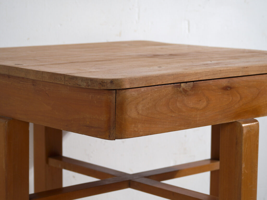 Mesa antigua de trabajo de madera maciza – Mesa auxiliar europea – circa 1920–1950