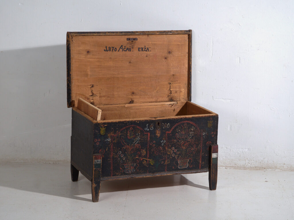 Arcón antiguo de pino macizo – Europa central (Año 1870)