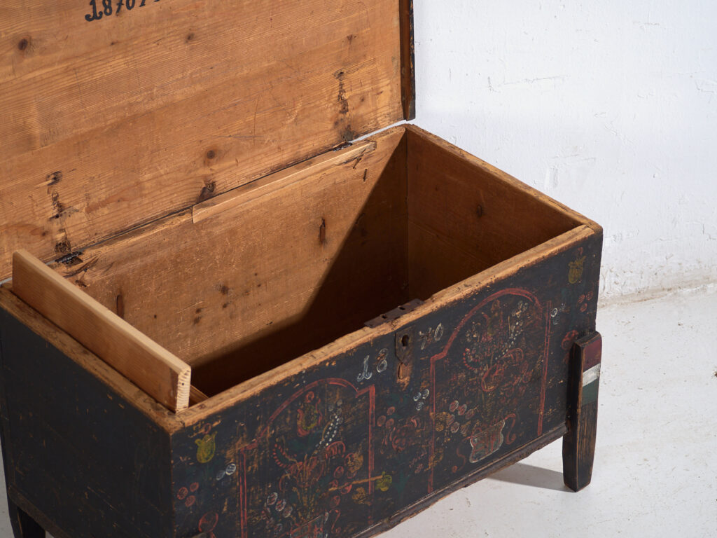 Arcón antiguo de pino macizo – Europa central (Año 1870)