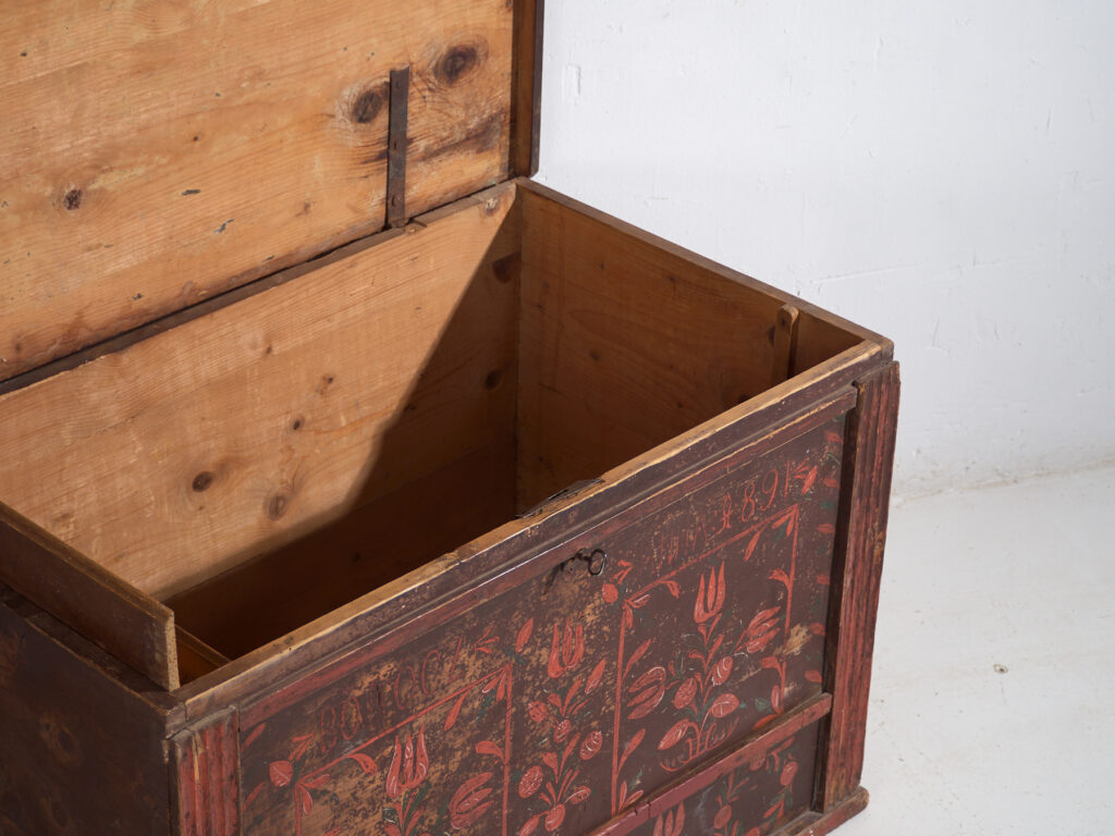Antique dowry chest in pine with painted tulips – Central Europe, 1891
