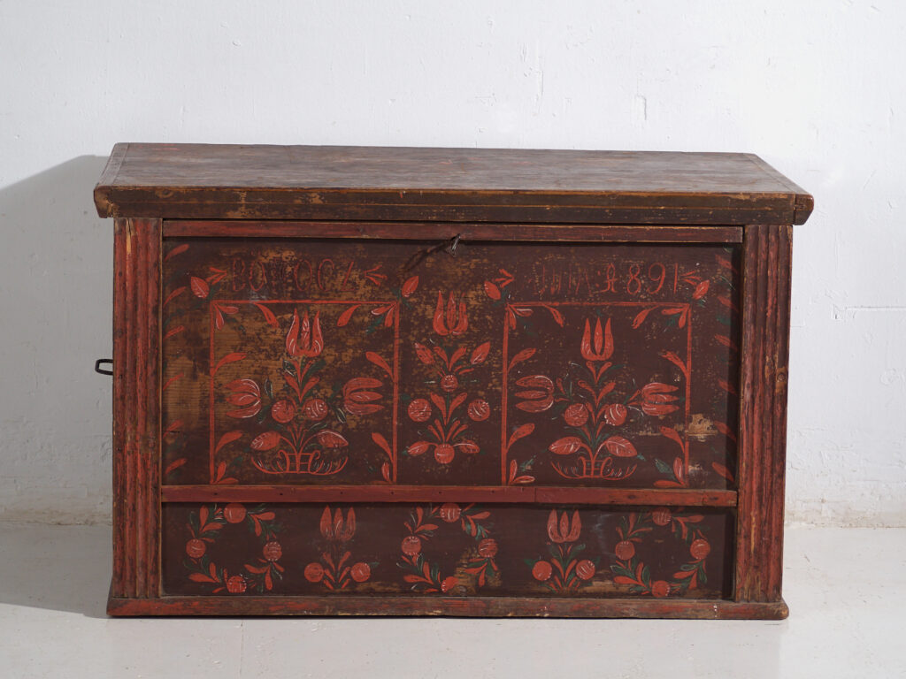 Antique dowry chest in pine with painted tulips – Central Europe, 1891