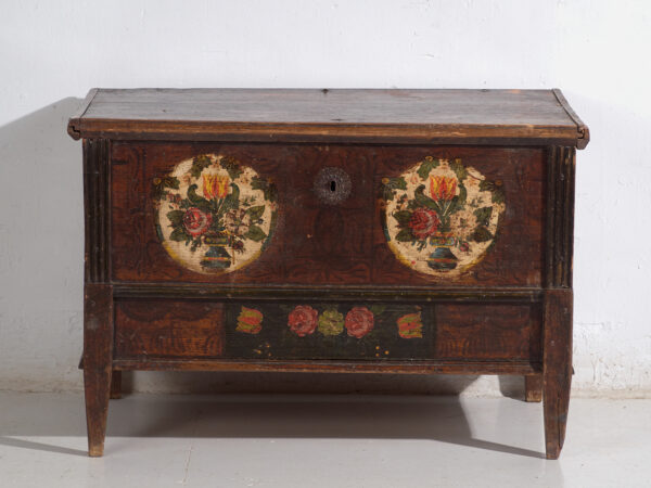 Baúl de ajuar centro-europeo en pino policromado con cartelas florales – Tirol, circa 1890