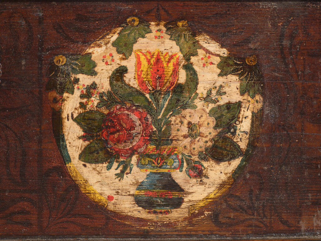 Baúl de ajuar centro-europeo en pino policromado con cartelas florales – Tirol, circa 1890