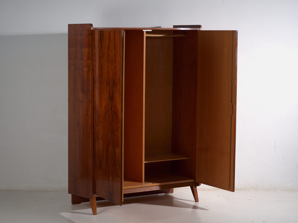 Armario mid-century en palosanto – Checoslovaquia, atribuido a Pravánec, años 50