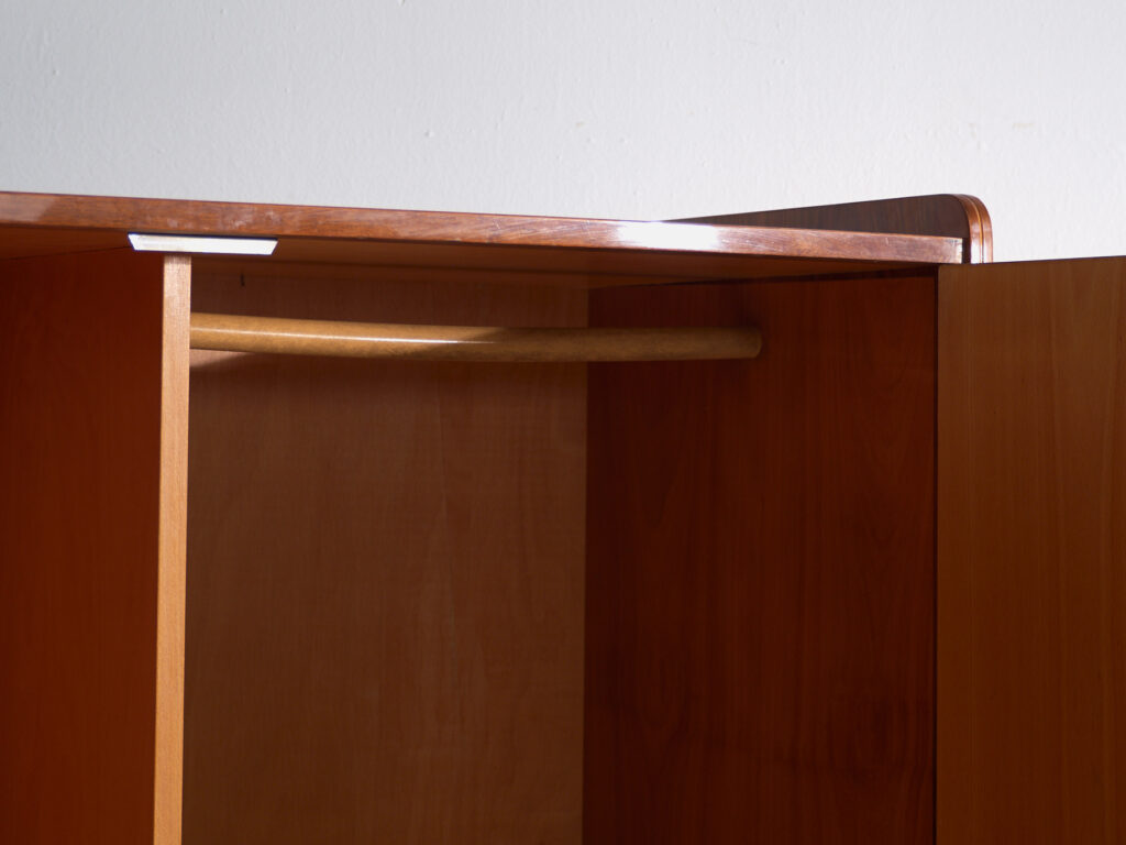Armario mid-century en palosanto – Checoslovaquia, atribuido a Pravánec, años 50