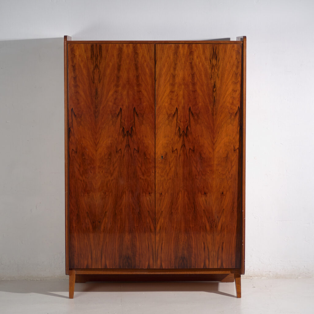Armario mid-century en palosanto – Checoslovaquia, atribuido a Pravánec, años 50