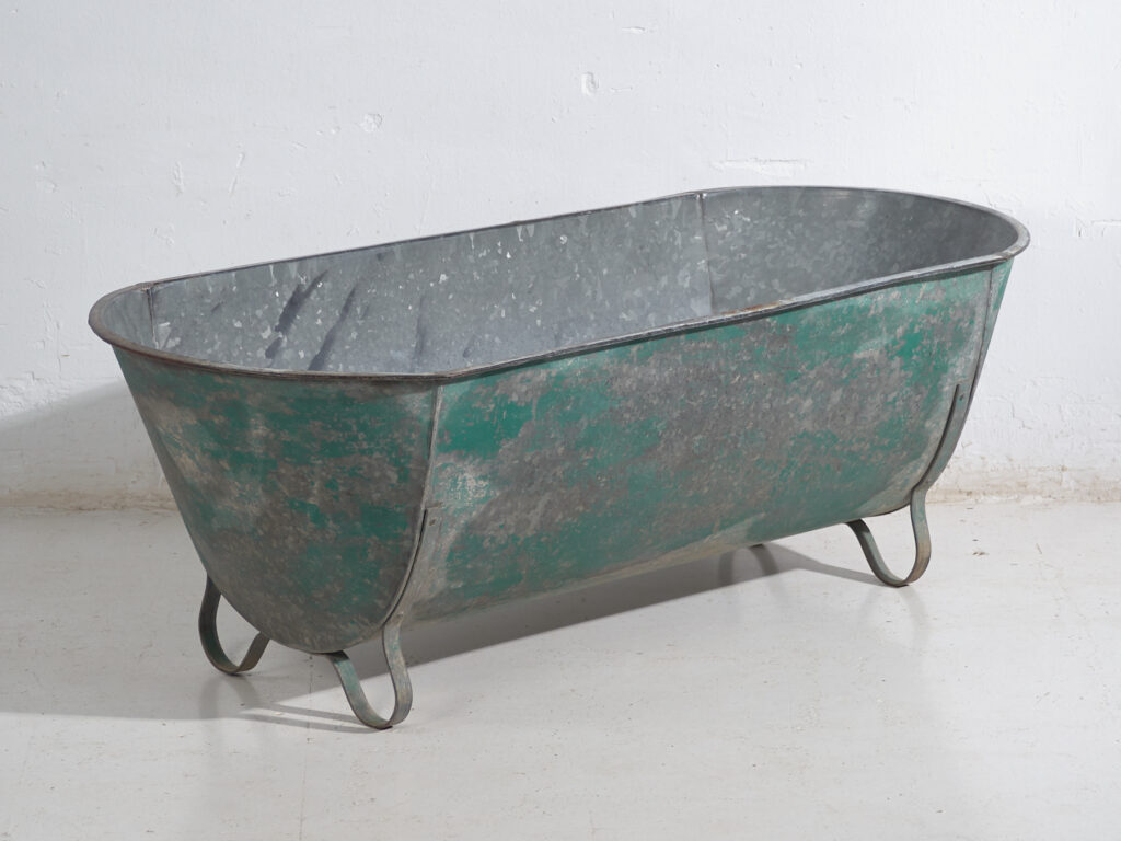 Contenedor industrial de metal galvanizado para almacenaje – Europa central, circa 1900