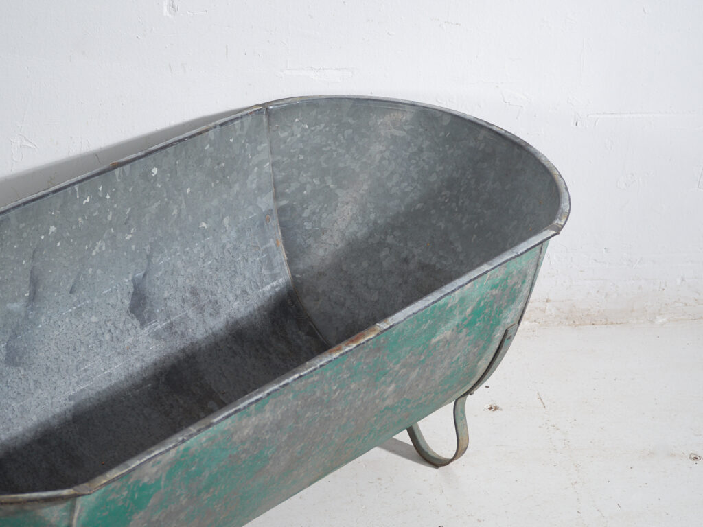 Contenedor industrial de metal galvanizado para almacenaje – Europa central, circa 1900