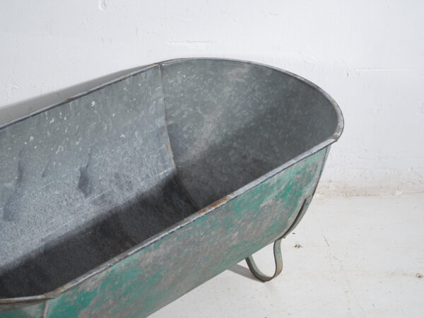 Contenedor industrial de metal galvanizado para almacenaje – Europa central, circa 1900