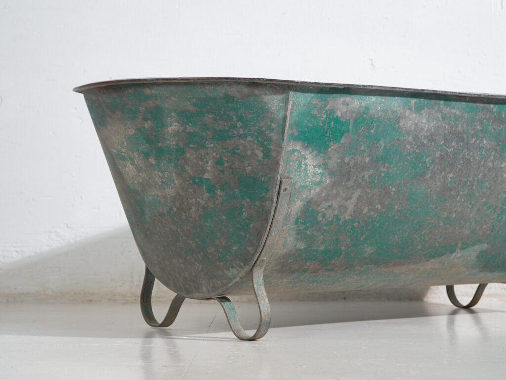Contenedor industrial de metal galvanizado para almacenaje – Europa central, circa 1900