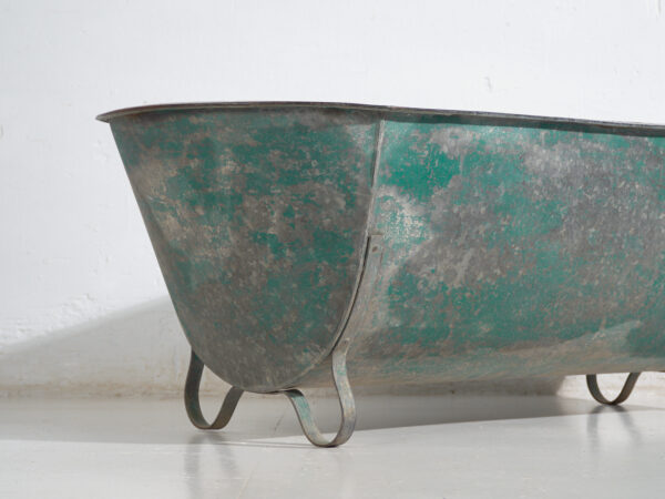 Contenedor industrial de metal galvanizado para almacenaje – Europa central, circa 1900