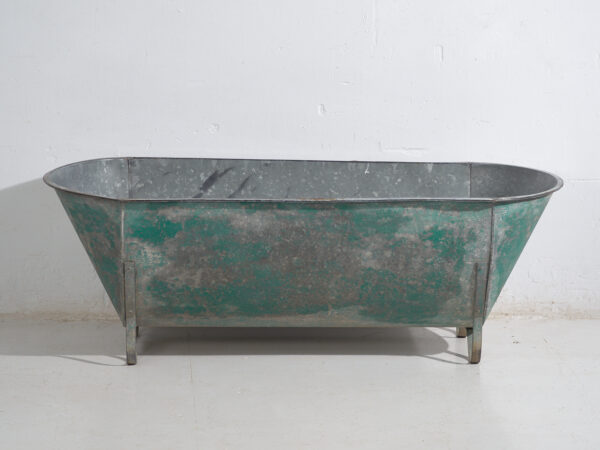 Contenedor industrial de metal galvanizado para almacenaje – Europa central, circa 1900