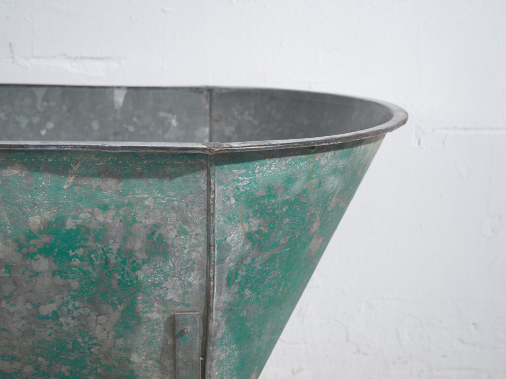 Contenedor industrial de metal galvanizado para almacenaje – Europa central, circa 1900