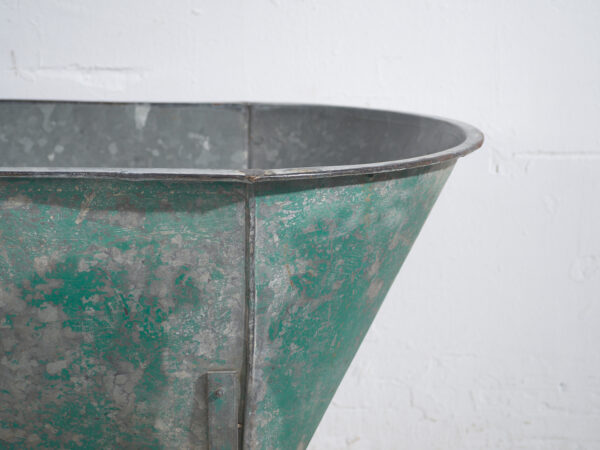 Contenedor industrial de metal galvanizado para almacenaje – Europa central, circa 1900