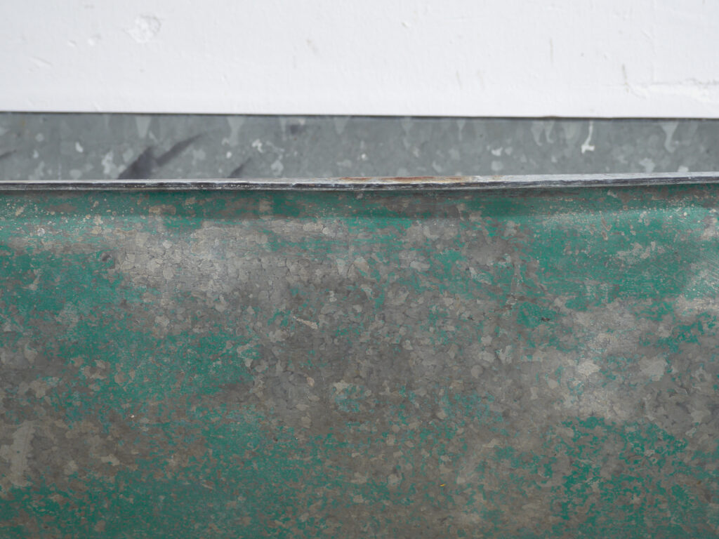 Contenedor industrial de metal galvanizado para almacenaje – Europa central, circa 1900