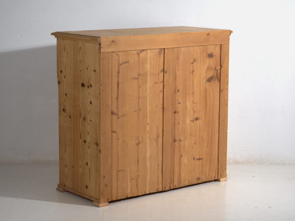 Haute commode centre-européenne à quatre tiroirs en pin lavé – Europe centrale, vers 1900
