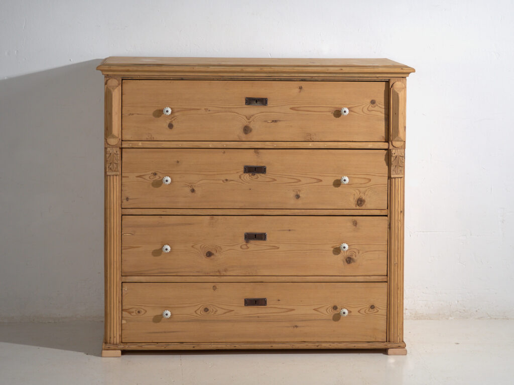Haute commode centre-européenne à quatre tiroirs en pin lavé – Europe centrale, vers 1900