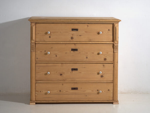 Haute commode centre-européenne à quatre tiroirs en pin lavé – Europe centrale, vers 1900