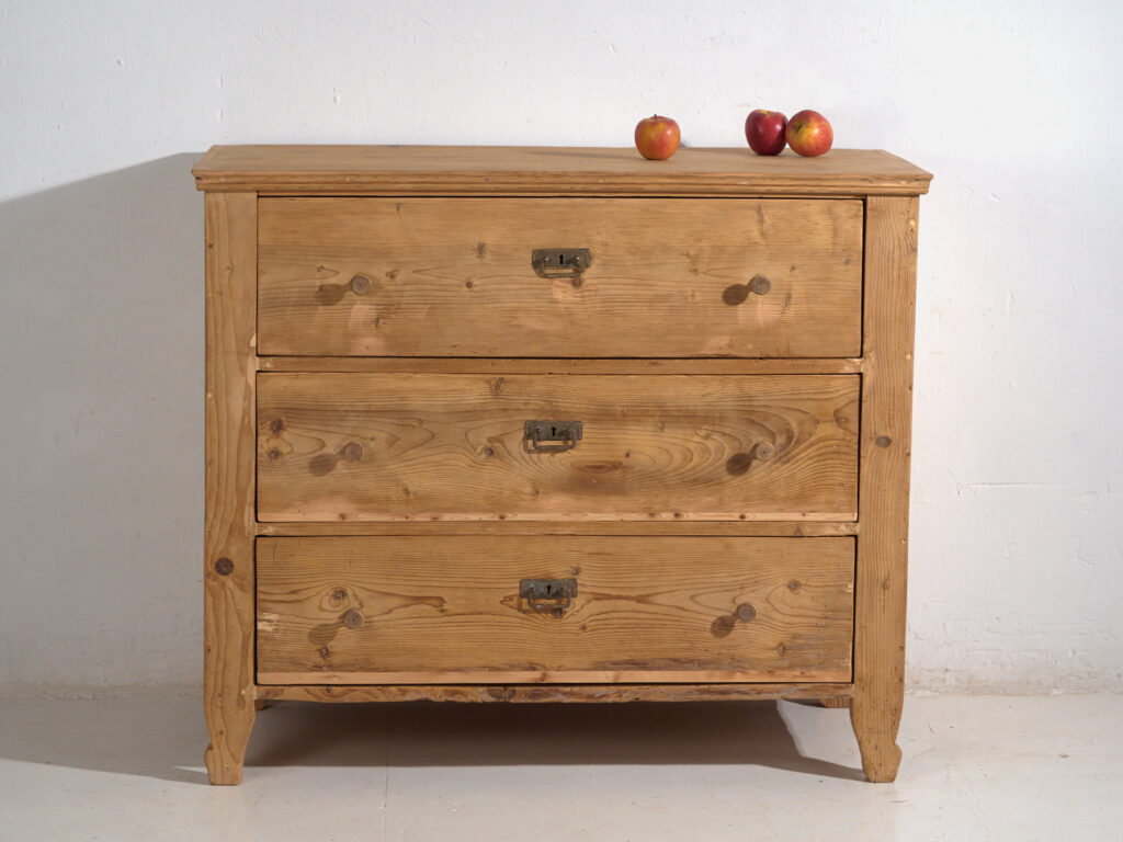 Central-European chest of three drawers in washed pine – Central Europe, circa 1900