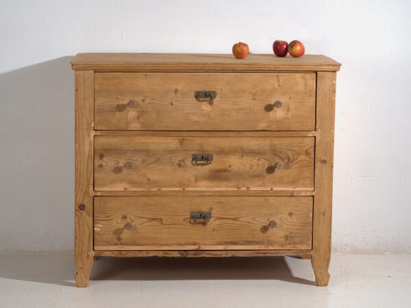 Central-European chest of three drawers in washed pine – Central Europe, circa 1900