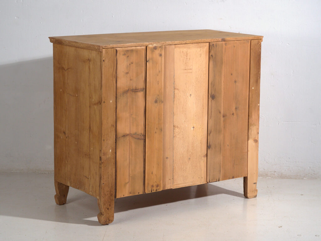 Central-European chest of three drawers in washed pine – Central Europe, circa 1900
