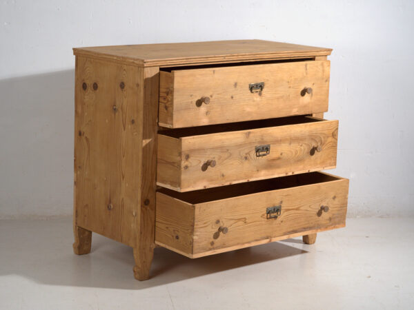 Central-European chest of three drawers in washed pine – Central Europe, circa 1900