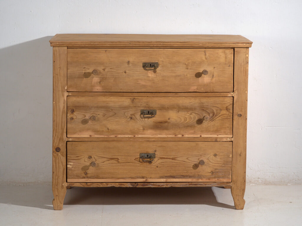 Central-European chest of three drawers in washed pine – Central Europe, circa 1900