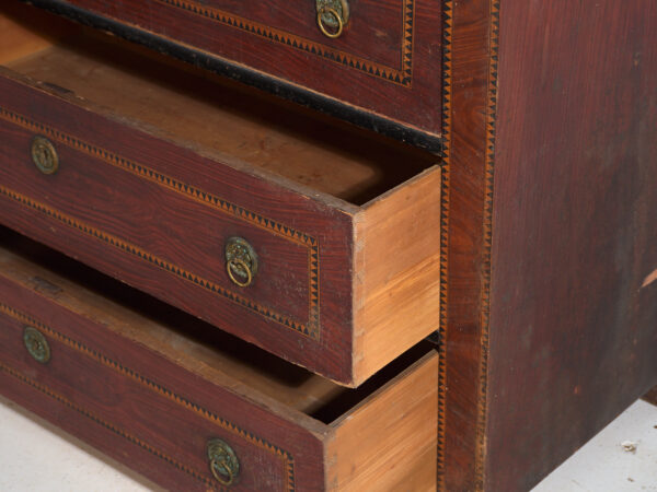 Commode Biedermeier d'Europe centrale en pin à quatre tiroirs – Europe centrale, vers 1850