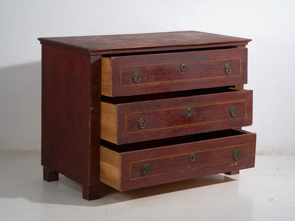 Commode Biedermeier d'Europe centrale en pin à quatre tiroirs – Europe centrale, vers 1850