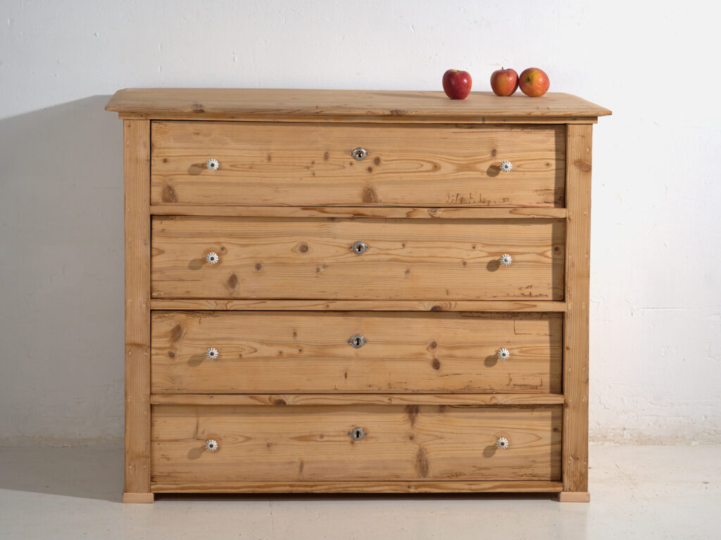 Chest of drawers in stripped pine – Central Europe, circa 1920