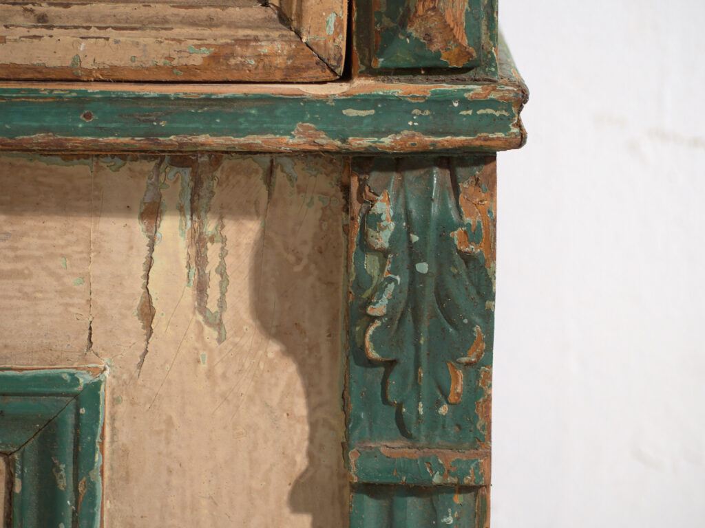 Buffet de cuisine en pin de deux portes et étagères – Europe centrale, vers 1910