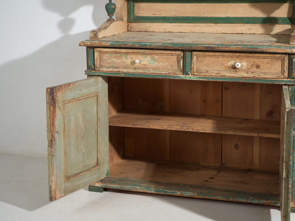 Buffet de cuisine en pin de deux portes et étagères – Europe centrale, vers 1910