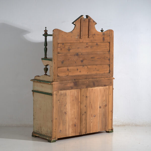 Buffet de cuisine en pin de deux portes et étagères – Europe centrale, vers 1910