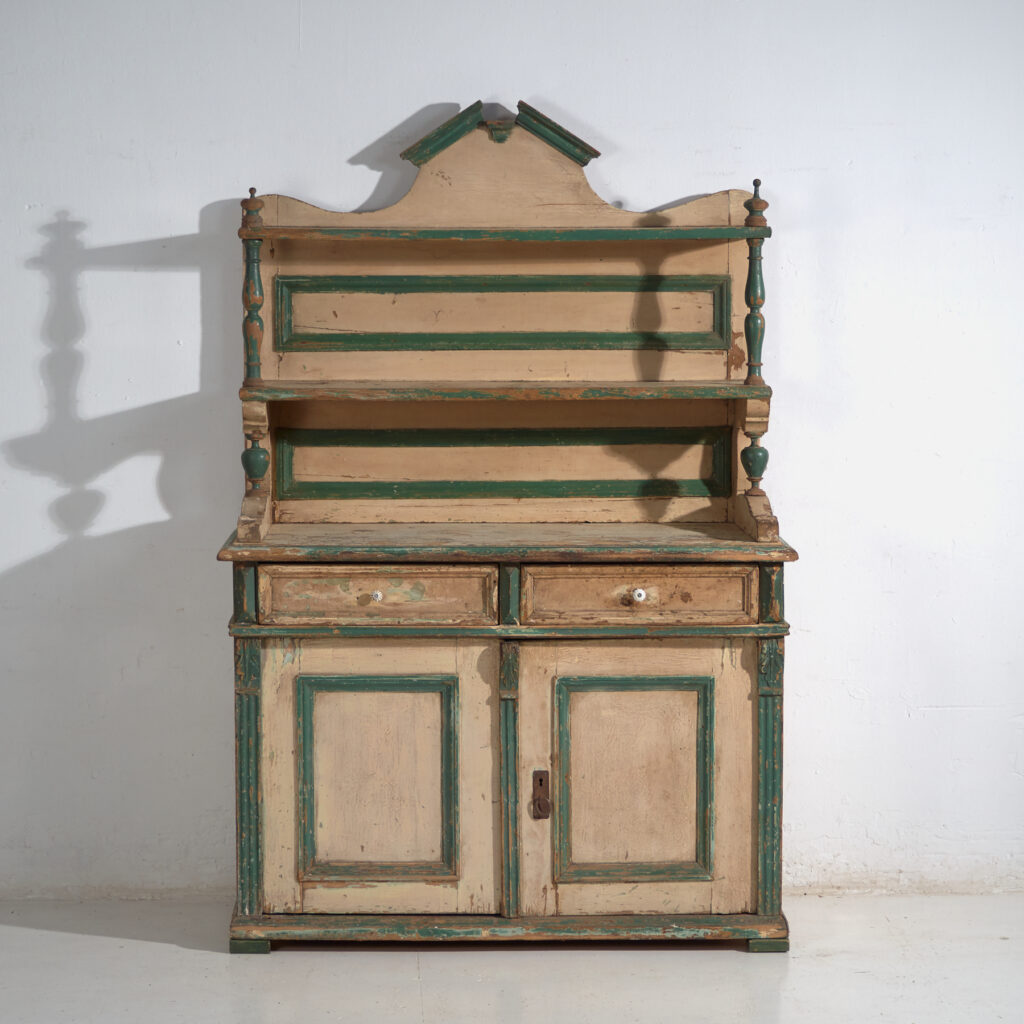 Buffet de cuisine en pin de deux portes et étagères – Europe centrale, vers 1910