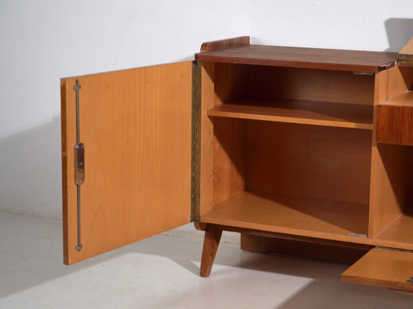Aparador Mid-Century chapado en nogal con tiradores triangulares – Checoslovaquia, circa 1960