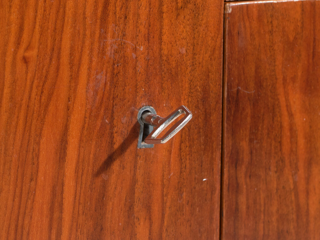 Aparador Mid-Century chapado en nogal con tiradores triangulares – Checoslovaquia, circa 1960