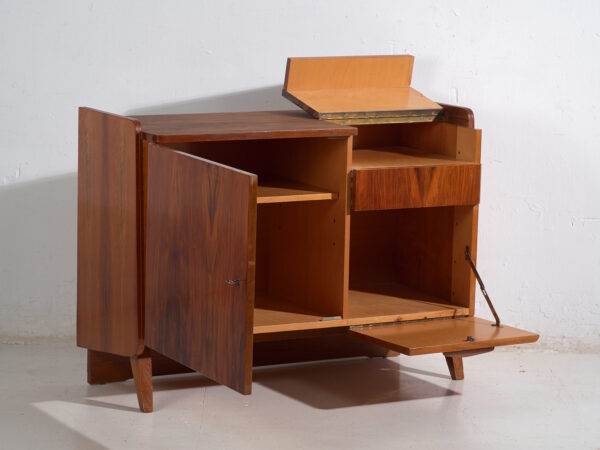Aparador Mid-Century chapado en nogal con tiradores triangulares – Checoslovaquia, circa 1960