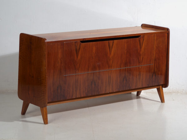 Buffet Mid-century en placage de noyer à pieds inclinés – Tchécoslovaquie, vers 1960