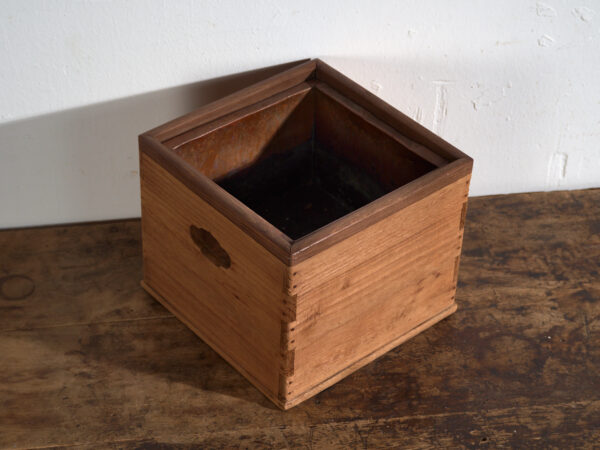Braseros japoneses hibachi – Japón, periodo Taishō principio de Shōwa, circa 1910-1945. Conjunto de 2 piezas