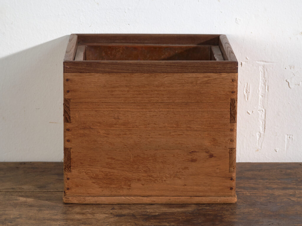 Braseros japoneses hibachi – Japón, periodo Taishō principio de Shōwa, circa 1910-1945. Conjunto de 2 piezas